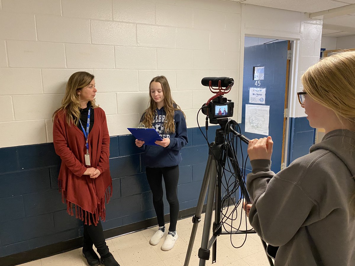 jbarnes_art's tweet photo. Middle school Press Room getting into the #filmmaking game! Some future #MediaDesignAndProduction students I think!! #mhsmdp #mmspress @MMSBlazers @mhsblazers https://t.co/x6BSYPurjL