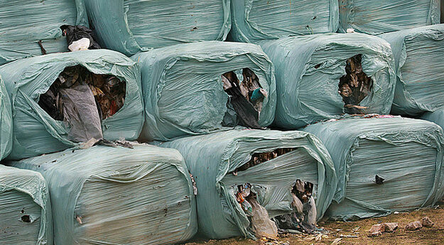 Ajaccio : Des mouches et des craintes autour des balles de déchets sur.corsematin.com/LPs-i