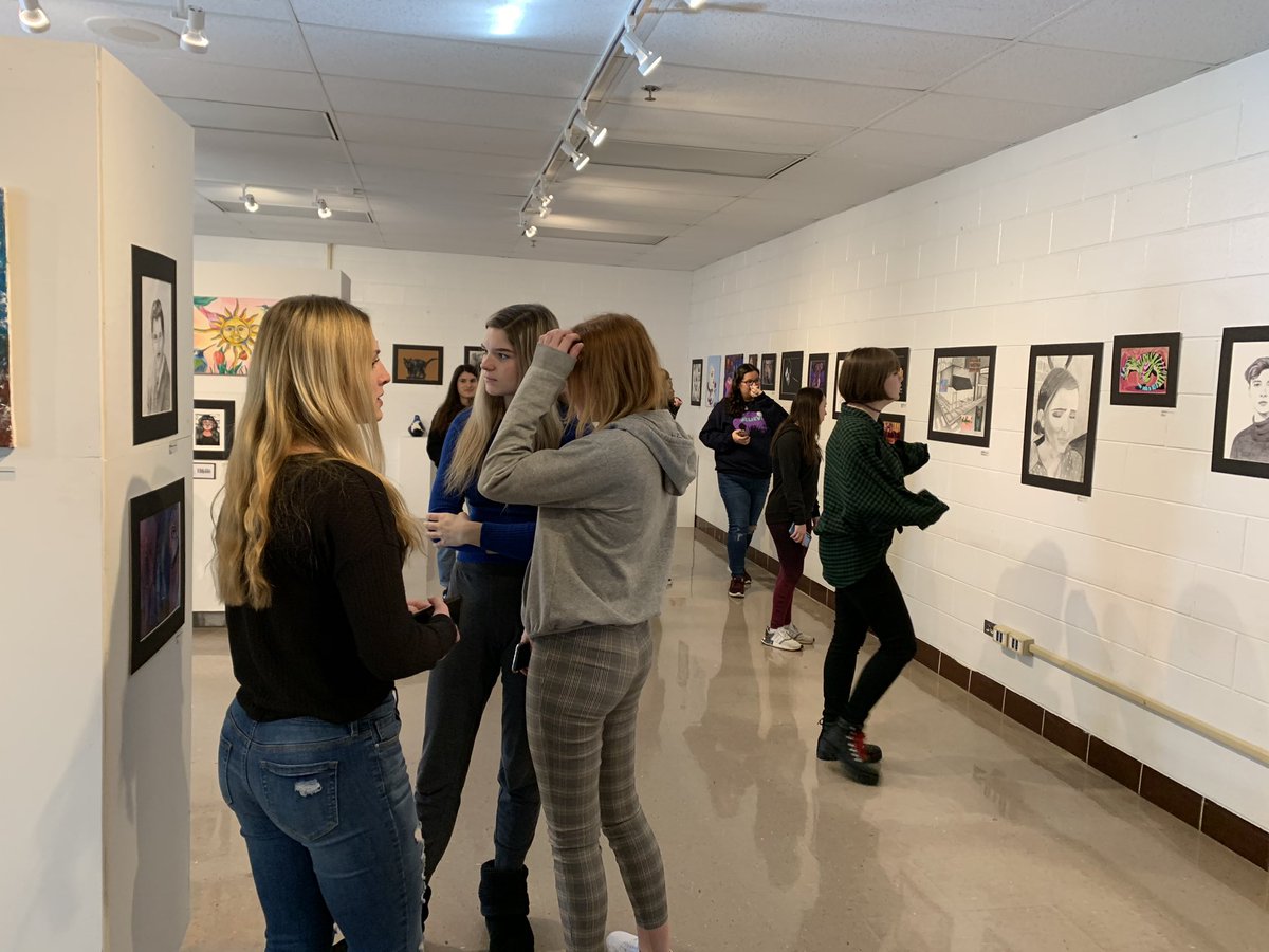 MrHennebry_lhs's tweet photo. Students checking out art in Gallery 306, judging & writing about it! #gallery306 #lemontart #lhsart https://t.co/g8gGzmc0no