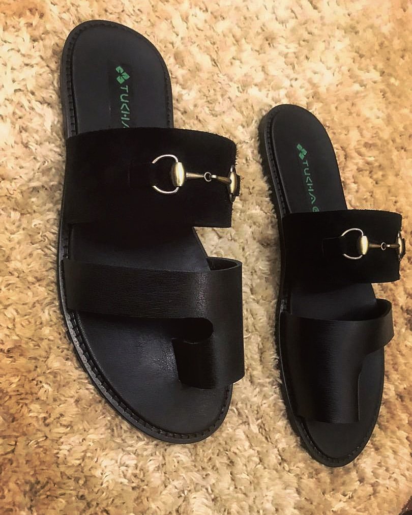 ottoclassic_ng's tweet photo. LET'S WALK YOU THROUGH LIFE
N8500
#Leather #suede #black #slippers #ForAllWalksOfLife #WearTucha #handcrafted #men #mensfashion #abuja #nigeria #madeinnigeria #fashion #giftideas #giftsforhim #valentinesgift #menwithstyle #menstyle #shoesaddict #sandals https://t.co/AdEASGIBGF