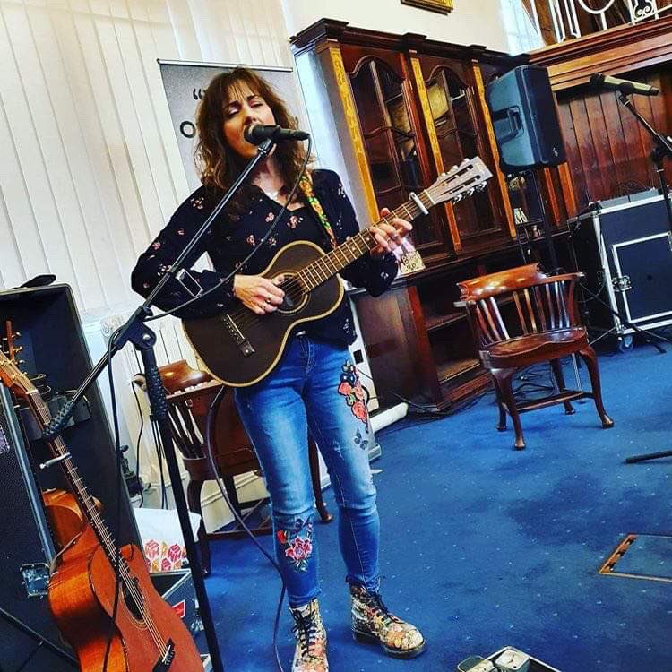 #VintageViator #PaulBrett #TravelGuitar #OpenTuning #FishmanPickUp #AmazingSound @womenofwordshul fab afternoon with @LouiseWriter  @hull_libraries  @GearMagazine