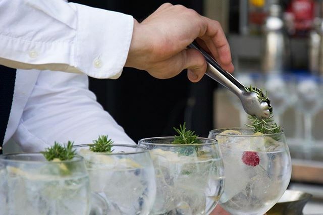 Dando el último toque a un genial Gin Tonic con INNat GIN ... 😋😋😋
#RelaxTime #Menorca #barcelona #madrid #gintonic ift.tt/370fASI