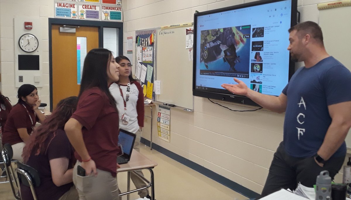 Mr. Higgins sharing knowledge and experience about gaming, coding, and the importance of storyboarding to create a videogame. Thank you! #MortonPride #orgullomorton #GirlsWhoCode #Girlswhogame