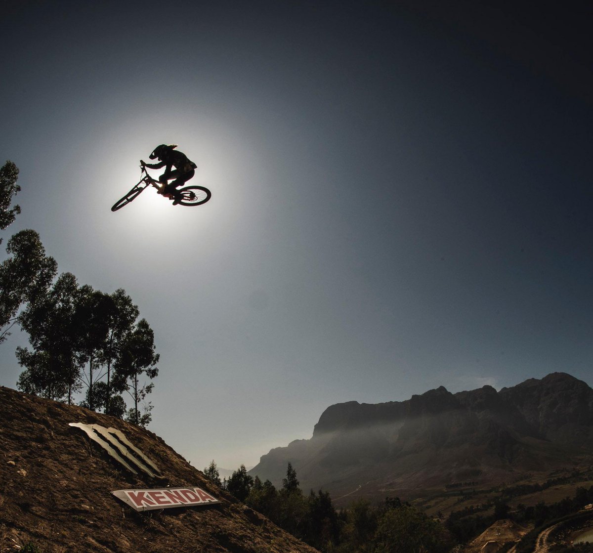 #DarkFEST 2020 is underway in South Africa! #MTB big hitter <a href="/GrahamAgassiz/">Graham Agassiz</a> 🇨🇦is turnin' it up with some filthy big air to black out the sun 🤘
#MonsterEnergy #FestSeries