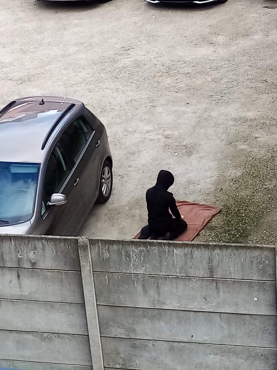 PallenSarah's tweet photo. Nu ook op de openbare parkings in Sint-Truiden.
#islamisering alom. https://t.co/x724aYzMT1