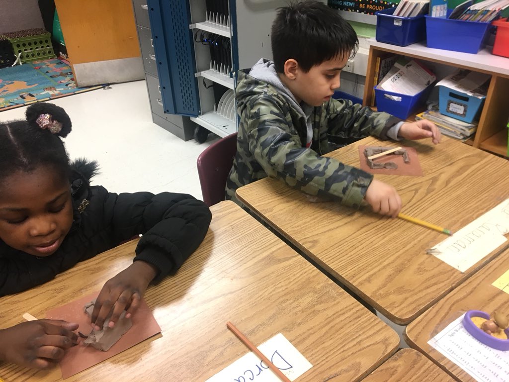 LresMonarchs's tweet photo. Hands on learning...learning about the Pueblo Indians #lresmonarchs #secondgrade #futurearchitects https://t.co/AVG2rbMGBt