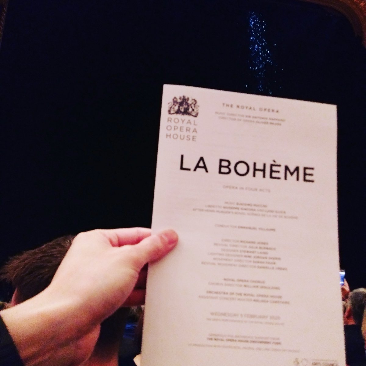 JT_JoyceTang's tweet photo. La Bohème. Why is there snowing lights??? https://t.co/BlxZKLBq73