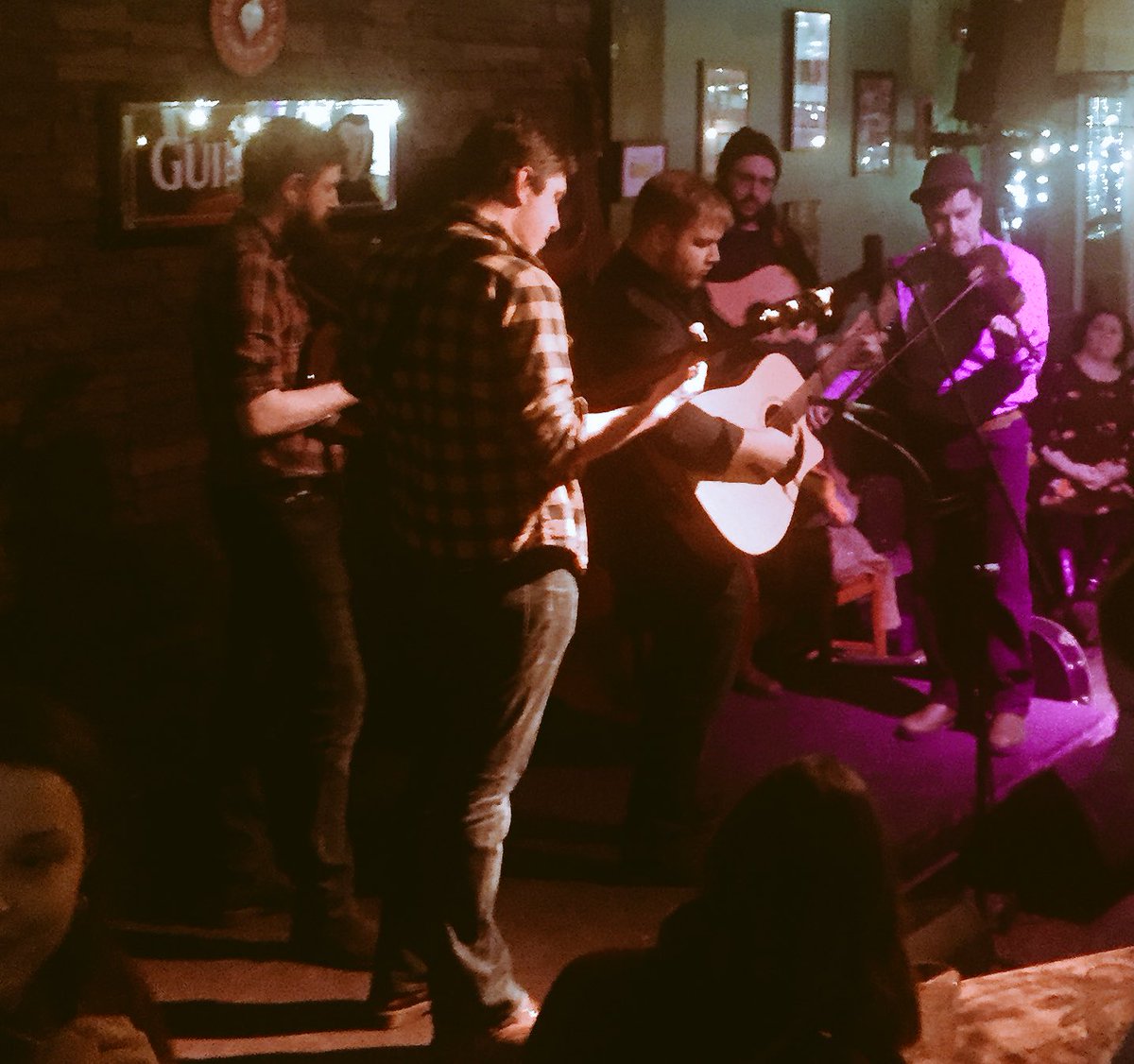 Erin's Pub tweet media
