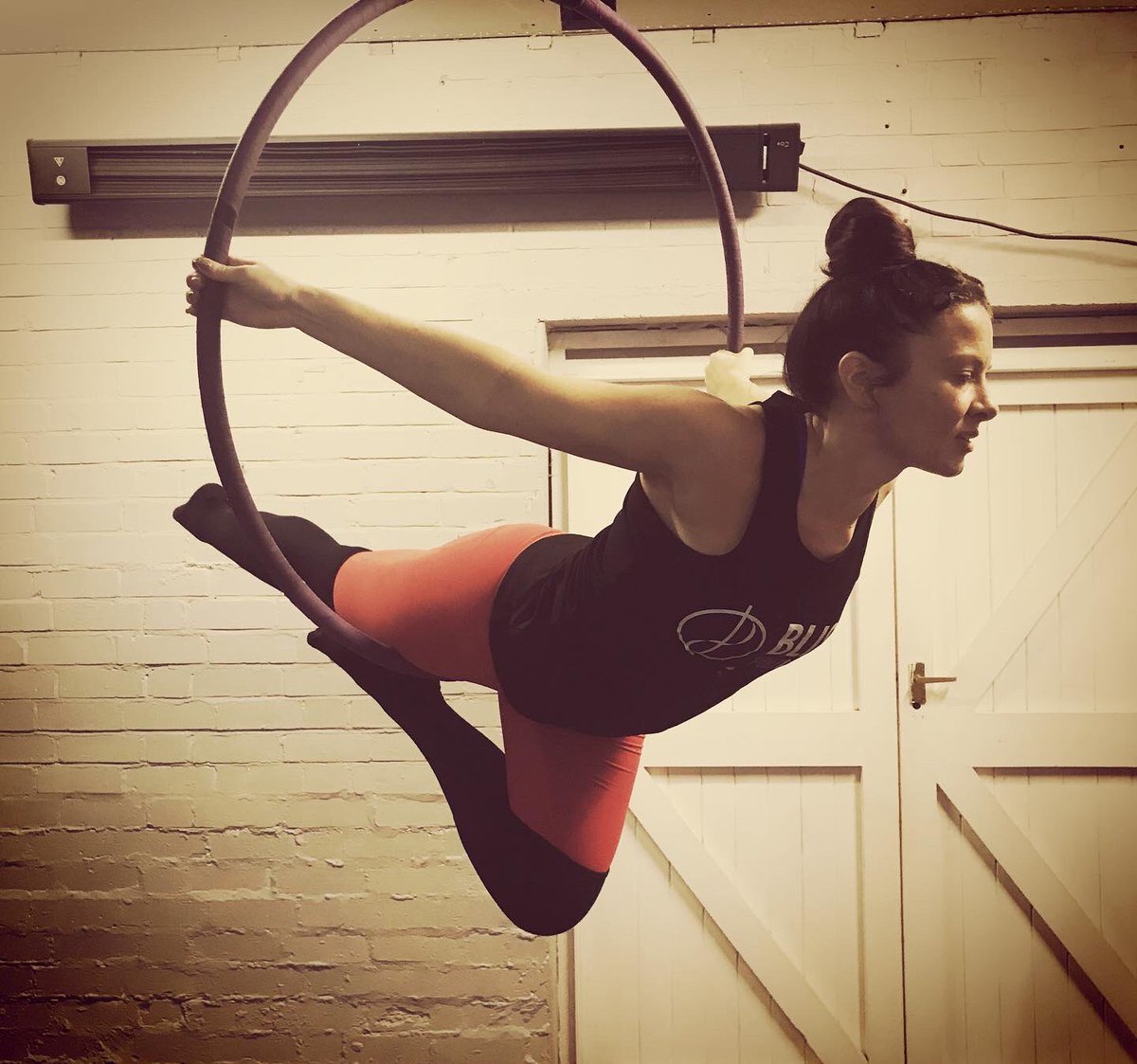 blindpolefit85's tweet photo. Tonight I went to my first aerial hoop class. Verdict... already addicted!
Birdie, such a pretty move!
💪🏼🔥
#blisspoleandaerial #aerialhoop #hooptricks #hoopgoals #blind #visuallyimpaired #strongwomen #fitness #strength #determination https://t.co/avTs53pxer