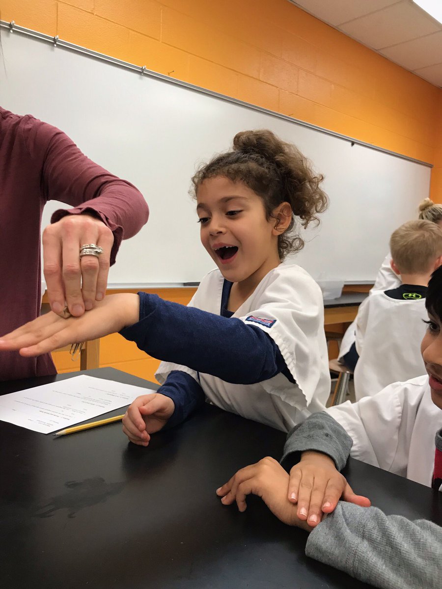 cces_sciencelab's tweet photo. This morning, Mrs. Brown’s first grade class came to the lab to explore magnets and magnetism.  Thank you parent volunteers! @kimtbrown13 @CCES_Colts_PTO @dr_cheatham https://t.co/7velMQNbdw