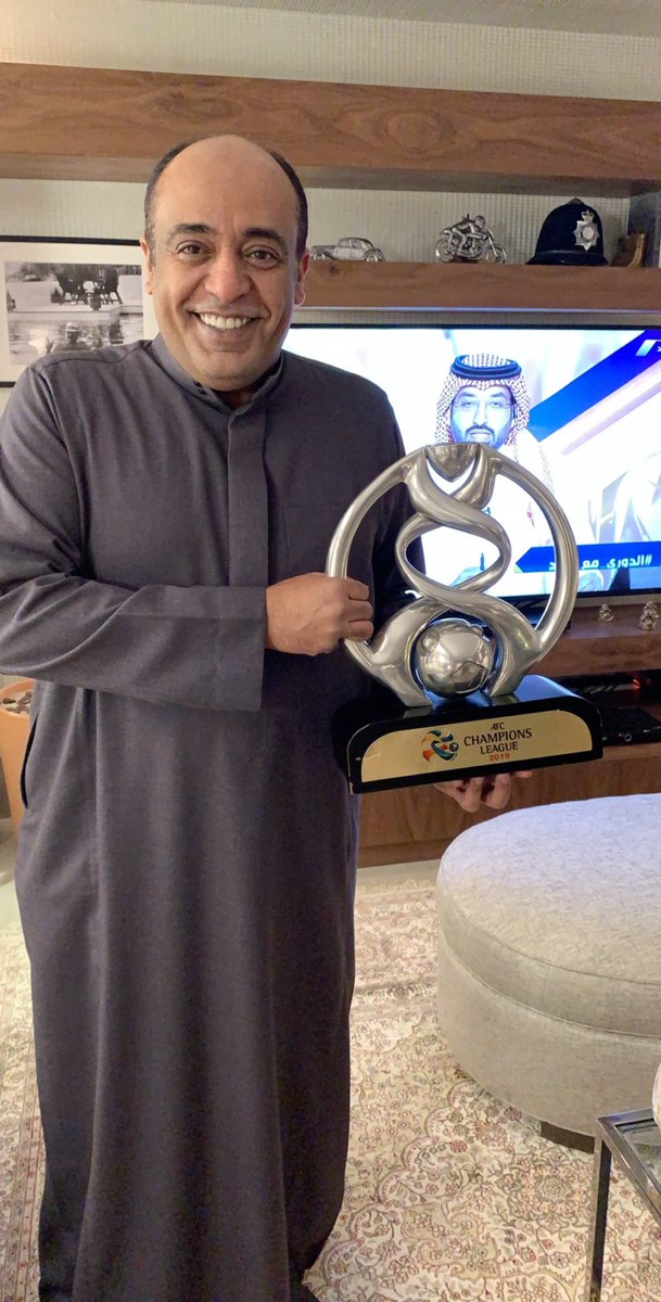 اعتذر عن الغياب في حلقة اليوم من #الدوري_مع_وليد بسبب حضوري حفل زواج محمد نجل الصديق الاهلاوي فهد الرشودي في نادي قوى الامن بالرياض ، وانتهزت الفرصة لزيارة صديق مع وجود كاس اسيا 2019 عنده ، وعقبال ان نجد هذا الكاس في اكثر من نادي سعودي 🇸🇦.
#وليد_الفراج