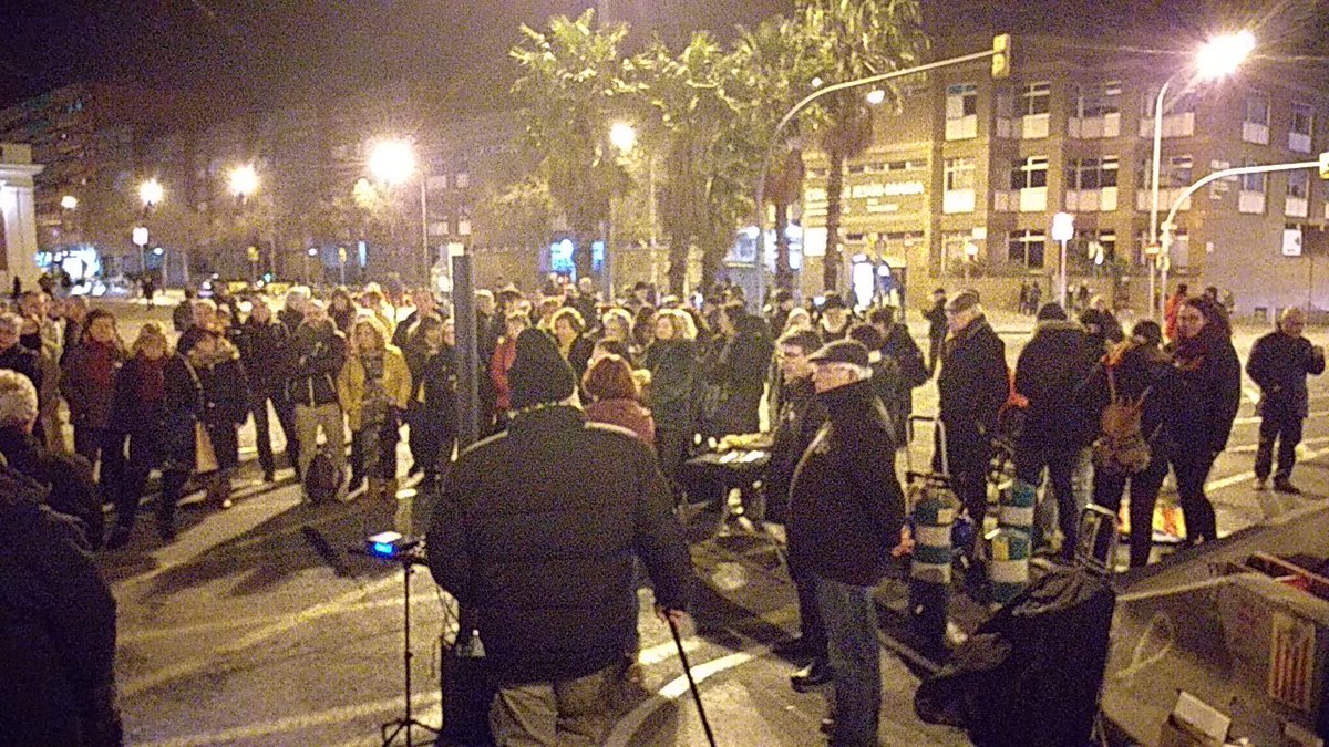 Avui des de #MeridianaResisteix mostra de solidaritat amb totes les persones deportades o tancades al CIE i rebuig a la llei d'estrangeria i a tots els dispositius de control racistes. 
#ElsPresosPolíticsEstanAlsCIE
#LosPresosPolíticosEstanEnLosCIE