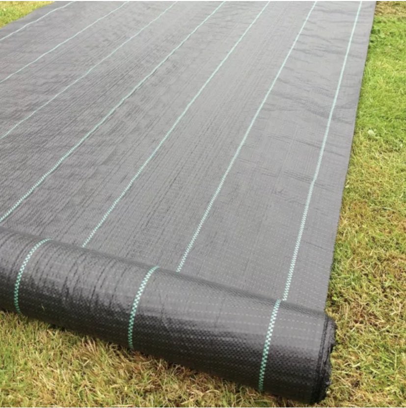 DansPlot's tweet image. With time going to be at a premium this year, are there fellow allotmenters who utilise this to help on the weeding aspect? I’m interested to know your experiences of growing crops through these sheets? #help