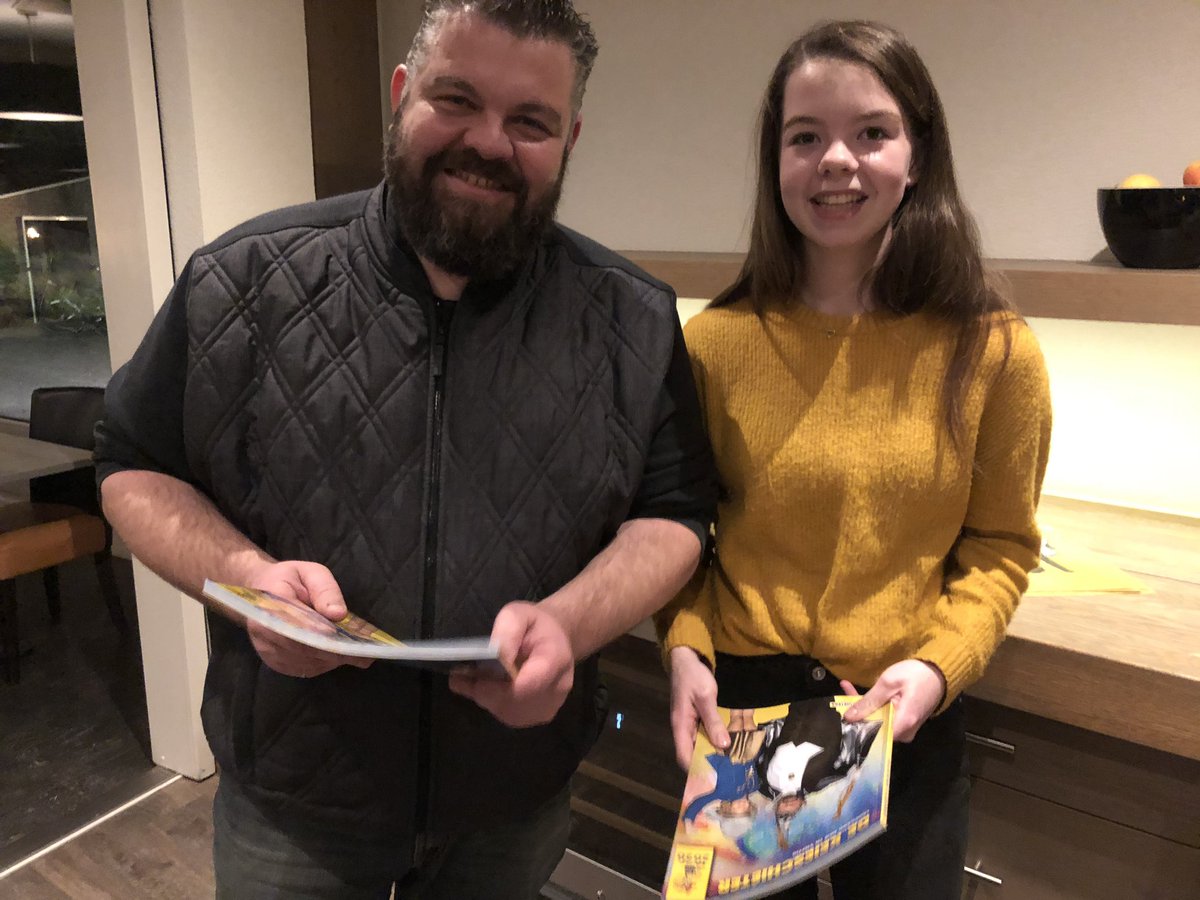 Príns Micha d'n Örste en zien dansmarietje Marit ôntvange 't örste eksemplaar vân de ni-je karnavalskránt.