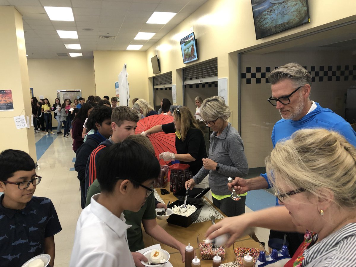 lxmsmiddle's tweet photo. So proud of all of these Lynx! Way to embody the #learnerprofiletraits! Thank you for all of your hard work this past quarter! And thank you so much to our parent league for setting up such a wonderful celebration. https://t.co/2YT8gp2BUp