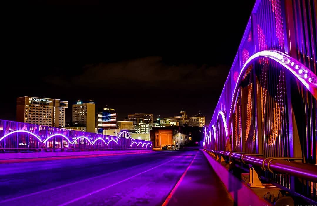 Even in the darkest hour we still see light. #ElPasoStrong #itsallgoodep #elpaso #visitelpaso #visitep

📸: IG tash_pho