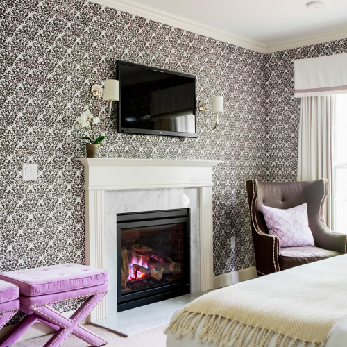 For this #WallpaperWednesday we celebrate the bold and the bright with this printed wallpaper and purple accents. The fireplace looks extra cozy this winter season! ✨
#InnAtHastingsPark #RevolutionaryHospitality #RelaisChateaux