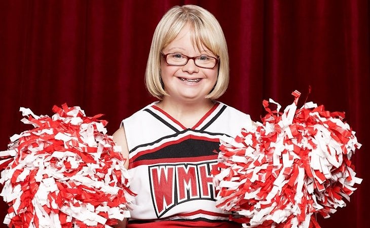 proyectoDANE's tweet photo. Si algunas vez viste la serie #Glee, ¡seguro la reconocés! Lauren Potter es la actriz que interpretaba el personaje de Becky, conocida en la serie por su inquebrantable lealtad hacia la entrenadora Sue Sylvester. 

¿Qué otros actores con #SíndromeDeDown conocés? https://t.co/4hLbZFGKea