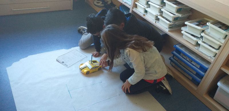 EscolaElsPins's tweet image. Tallers de #geometria i #probot #tts  a #4tPRI amb el gran #PacoBernal #MestresJubilats #MestresImplicats #IntegremLesTAC #programacio