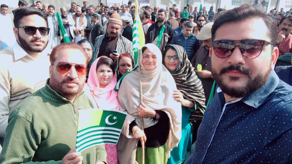 ShoaibPmln's tweet photo. #ابنِ_آدم_کٹ_رہا_ہے_بنتِ_حوا_لُٹ_رہی_ہے😢
#اے_خُدادیکھ_توسہی_تیری_جنّت_جَل_رہی_ہے😢

😭#کشمیر_تیرا_حُسن_ہوا_دَرد_کی_تصویر😭

#پاکستان_مُسلم_لیگ_نواز کے زیرِاہتمام #کشمیری_عوام_سے_اظہارِیکجہتی کے لئے ریلیوں کا انعقاد کیا گیا.جس میں پاکستان مسلم لیگ نواز کی لیڈر شپ،دوست احباب تھے۔ https://t.co/QsS2wxQFSh
