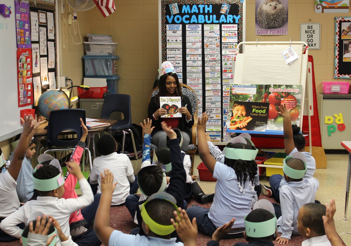 RooseveltSD89's tweet photo. Today Mayor Katrina Thompson stopped by one of our 1st grade classrooms to read a story for National Read Aloud Day! Students also received books in honor of Black History Month. Thank you for always supporting our students
@MayorKThompson! https://t.co/6eMV3bEe75