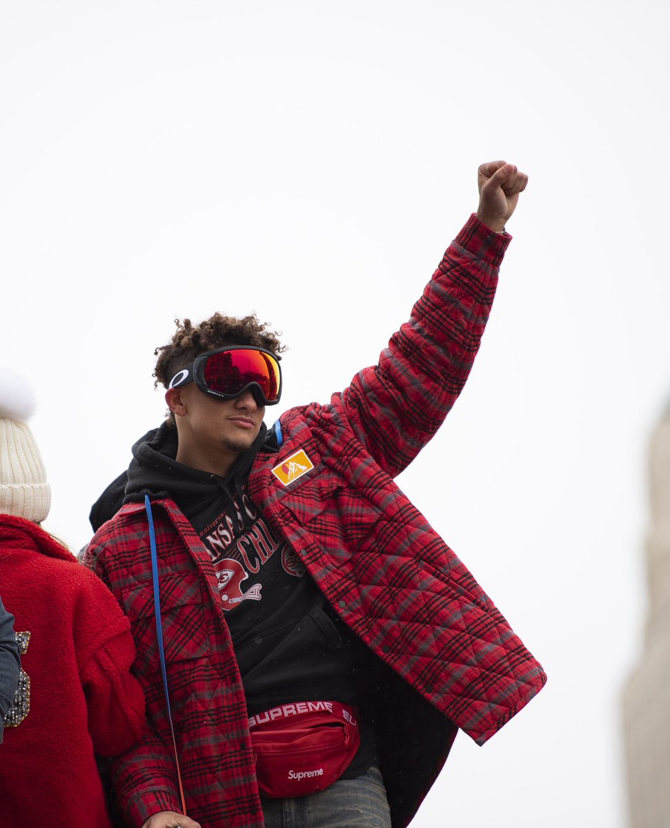 SMNW_PhotoJ's tweet photo. What a great day in KC to celebrate our Superbowl champions! Make sure to check out our coverage of the parade in the next issue of The Passage, as well as the 2020 Lair!! #NWARyan #ChiefsKindgom https://t.co/xX1182zj3Y