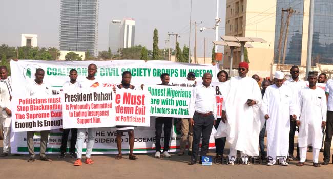 channelstv's tweet photo. Stay Out Of Nigeria’s Domestic Affairs, Pro-Buhari Protesters Tell International Community.
https://t.co/8JWb3iSLcW https://t.co/1ngqv6DOzK