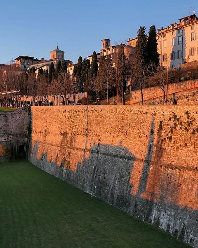 A profile on the Venetian Walls
.
Bergamo Alta
.

#bergamo #muravenete #venetianfortresses #lamiasullacarrara
#visitbergamo #vivobergamo #followbergamo #bergamowalls #igbergamo #igersbergamo #thehub_lombardia #volgobergamo #inlombardia #yallerslombardia … ift.tt/2SkRwF1
