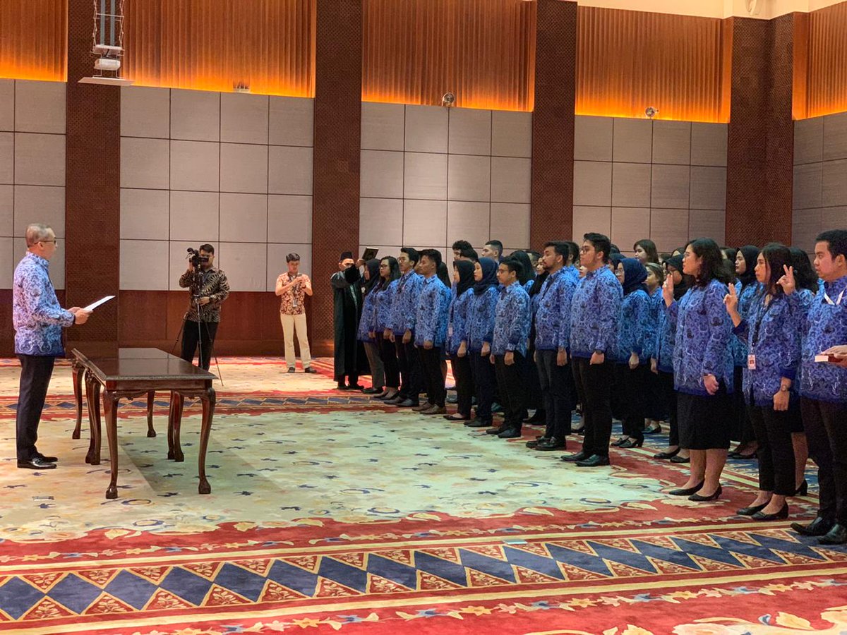 Kemlu_RI's tweet photo. #SahabatKemlu, 129 CPNS Kemlu telah dilantik &amp; diambil sumpah sebagai PNS hari ini (06/02).

Mereka kini resmi menjadi para penggerak #IniDiplomasi kebanggaan Indonesia.

Selamat bertugas, selamat berkarya, selamat berbakti kepada negara. https://t.co/tOPrn1crfQ