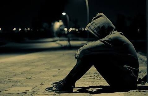 riick_coelhoo's tweet photo. Confesso que me sinto vazio, tenho um enorme buraco vazio dentro de mim. Um buraco escuro e sem vida, daqueles que fazem com que eu não sinta nada, nem dor, ou agonia. Só um buraco, deveras grande, estranho e sem cor.
#solidão #sozinho #dor #depressão #semvida https://t.co/Sh6f8rW7fC