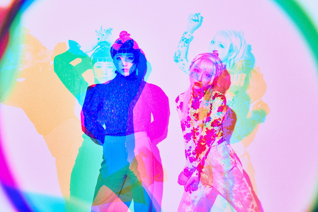 natalie_mu's tweet photo. おやホロBay Hallワンマンを爆音上映、同公演よりLOVE SPREAD参加曲の映像公開（動画あり）
https://t.co/cmsI8eRjIb

 #おやホロ https://t.co/I4N9CPJyEW