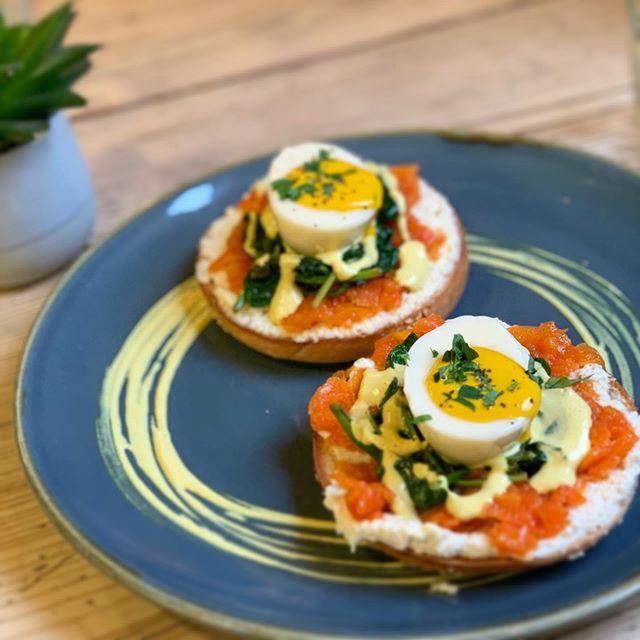 OffbeetRetreat's tweet image. We have a new dish launching on our breakfast menu. From tomorrow you can order these toasted bagels topped with ricotta, smoked carrot ‘salmon’, vegan hollandaise, wilted lemon spinach and our very own egg (Vegg). ift.tt/2tBtgGg