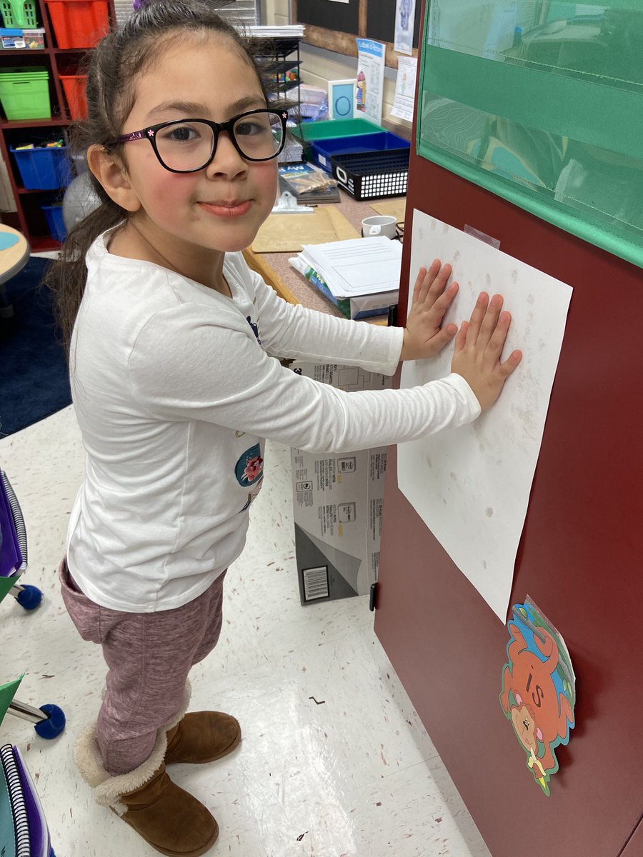 kinderkeitz's tweet photo. Teaching about something you cannot see can be difficult, but this Cheeto dust allowed us to see how germs can be spread on the things we touch. #washyourhands https://t.co/aW7pCO68MW