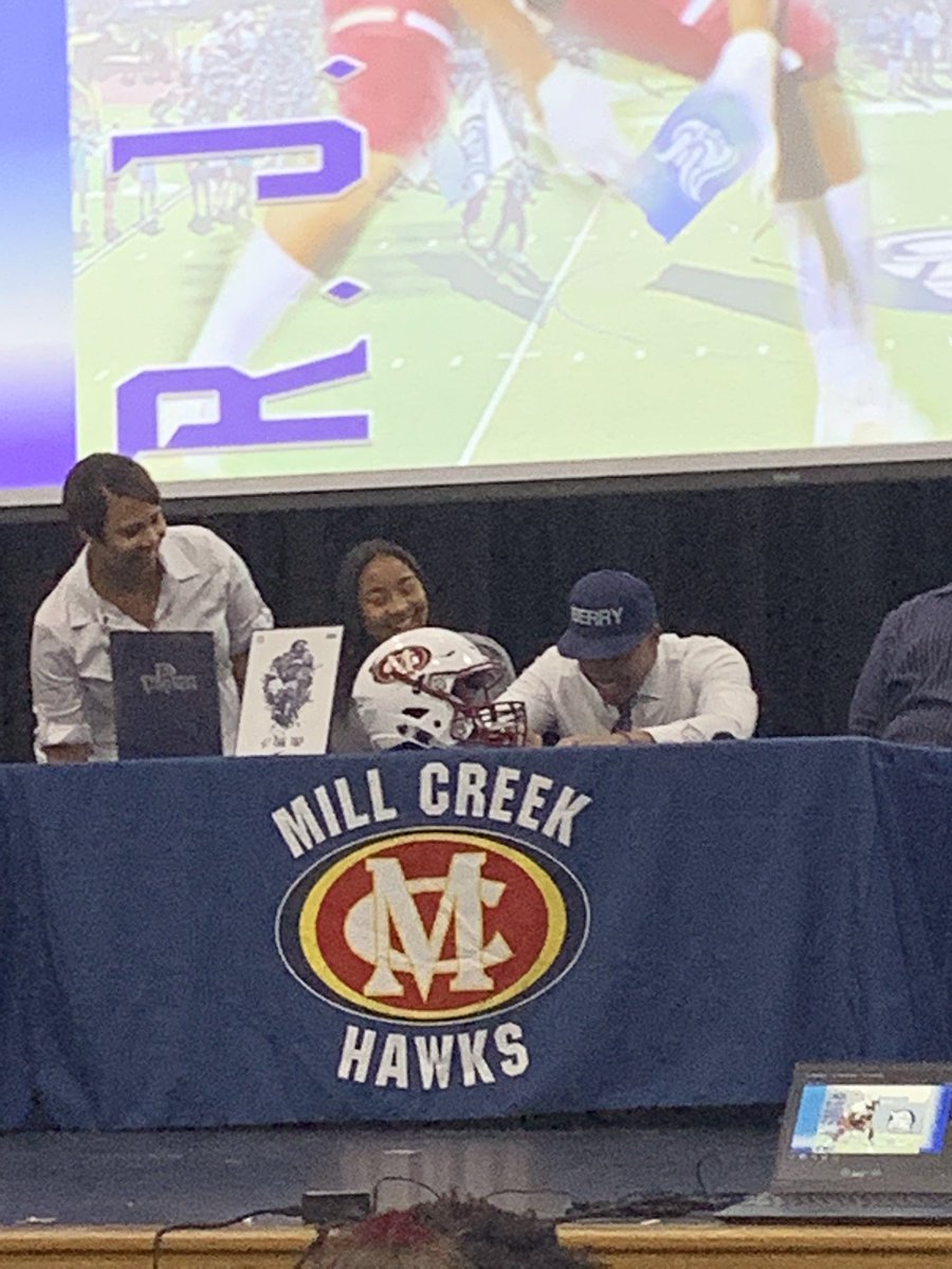 rj_1818's tweet photo. Committed and signed!!
@MC_Recruiting  @BerryFootball #WEALLROW https://t.co/xxIfJIyML7