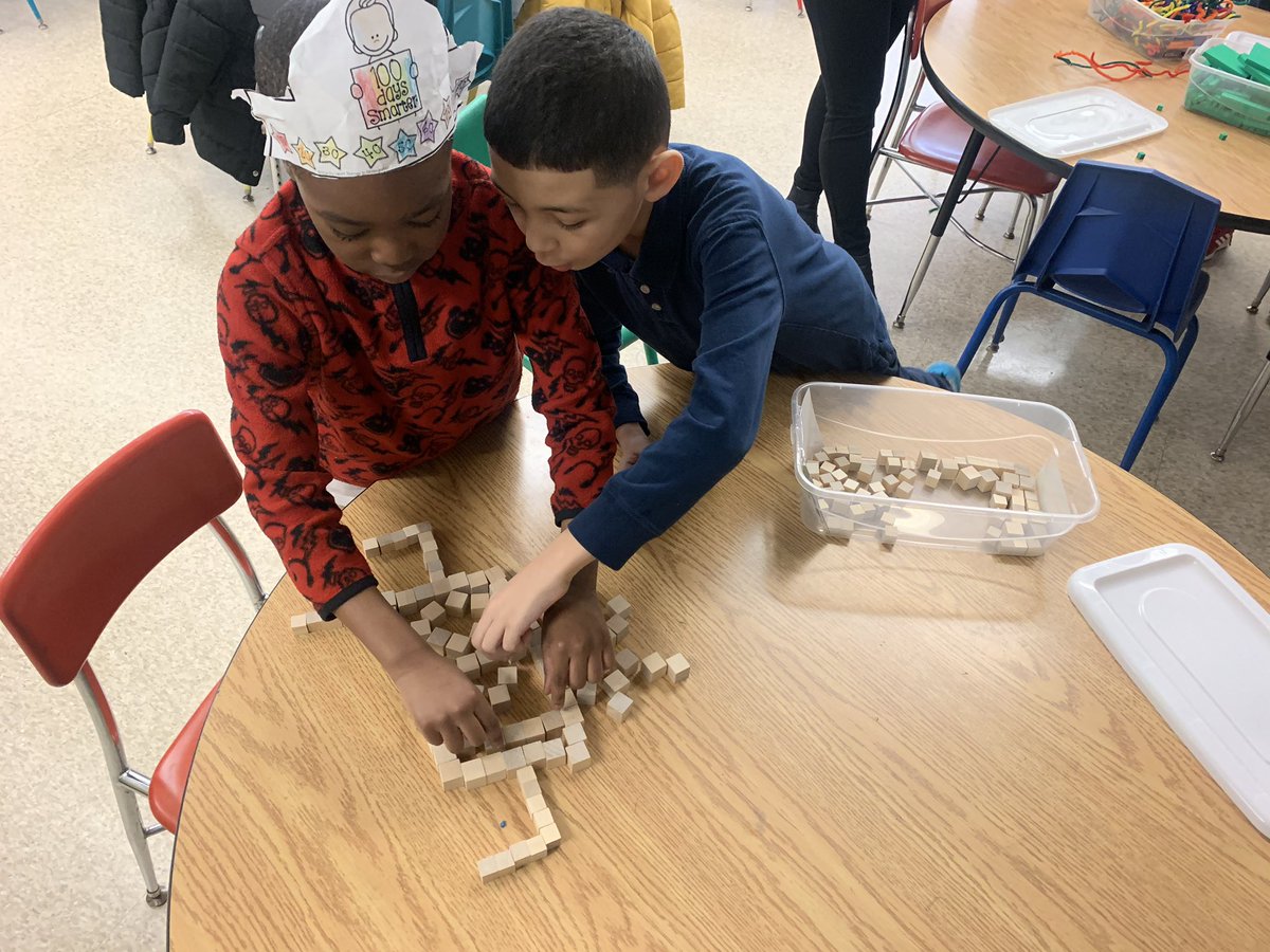 reveremrsdore's tweet photo. 100th day highlights! STEM bin task to make 💯! 🤗⚙️ #100daysofschool #firstgradestem @RPS_STEM @BeachmontSchool @frankcollins121 @Coach_Norton12 @lissa9x https://t.co/f0Rdmf9PWD