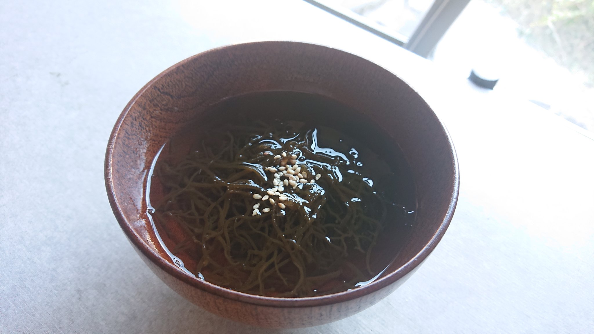 Nori お早うございます 沖縄もずくのお吸い物 昨晩と今朝すごく冷えましたね 冬らしい寒さですね もずく が生きてます 歯ごたえと海藻の風味がおいしいです 熱いお吸い物にしました ２月はウィルスに要注意の月と毎年特に気をつけてます 体を温め