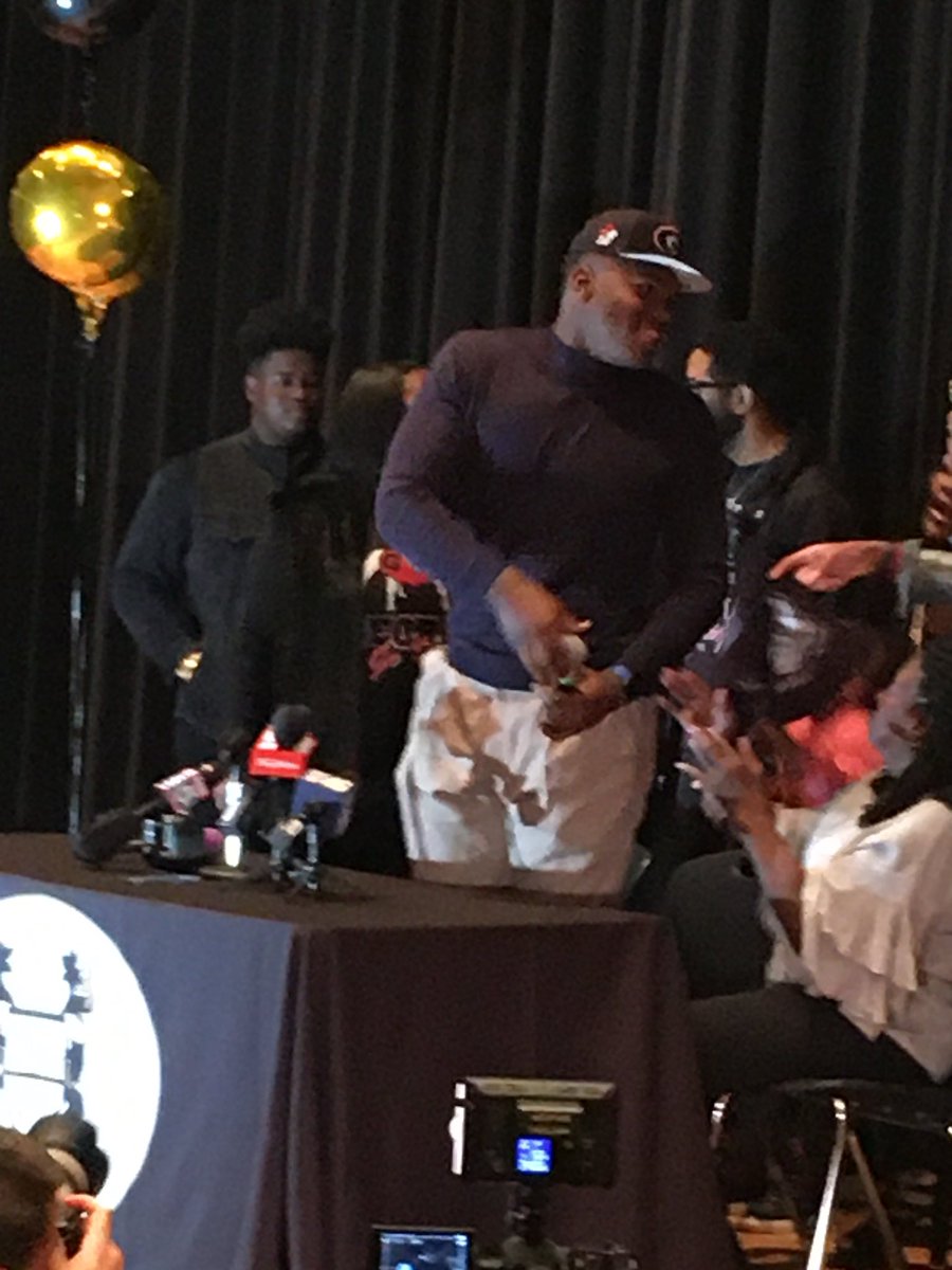 LithoniaHigh's tweet photo. LHS #NationalSigningDay Broderick Jones commits to UGA Bulldogs and Kelvin Usher commits to GSU Panthers. Scholar Athletes from Lithonia High @@DeKalbSchools https://t.co/KEtMcX251H