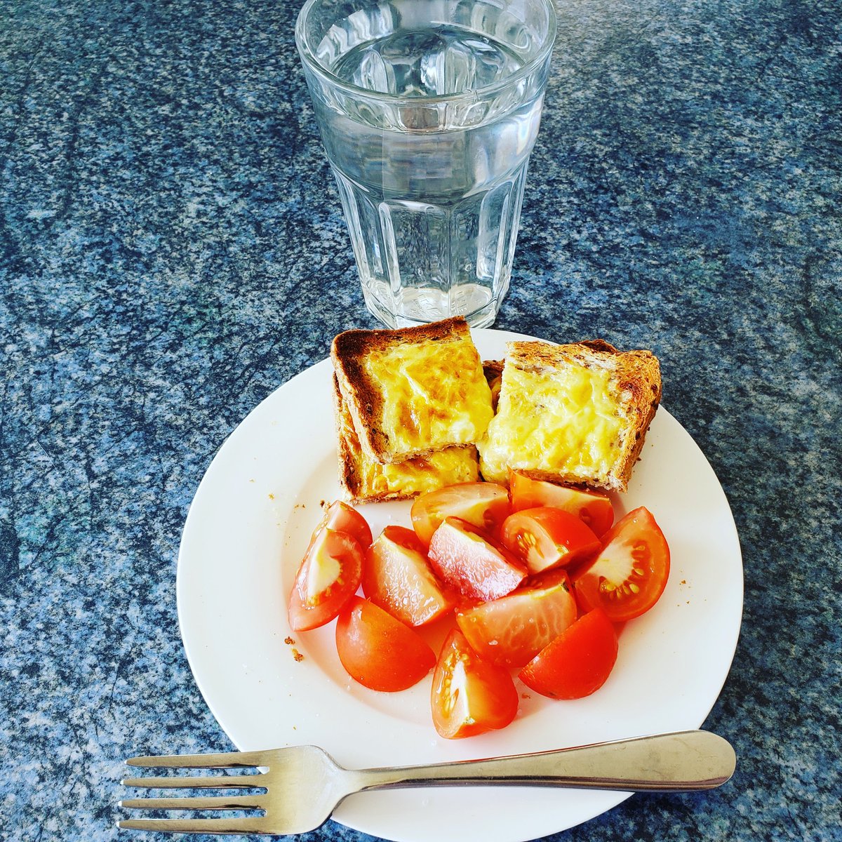 PRE-TRAINING SNACK// If you are training within 30 - 60 minutes, then only a light snack is needed. Try this combo, Mousetraps with tomatoes. If you are a heavy sweater, add a little salt. Drink a glass of water after to help digestion #dietitian #sportsdietitian #DietitiansNZ