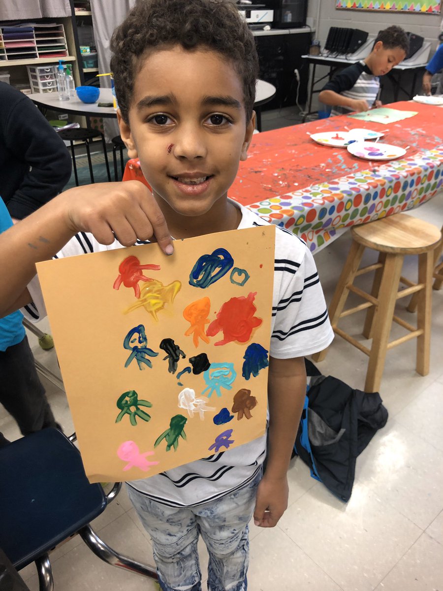 MsCScallan's tweet photo. Global Play Day creations! It’s so easy to forget how much kids LOVE to paint. Yes, it’s messy but so much fun! #GlobalSchoolPlayDay https://t.co/n6XQxaPQ3A