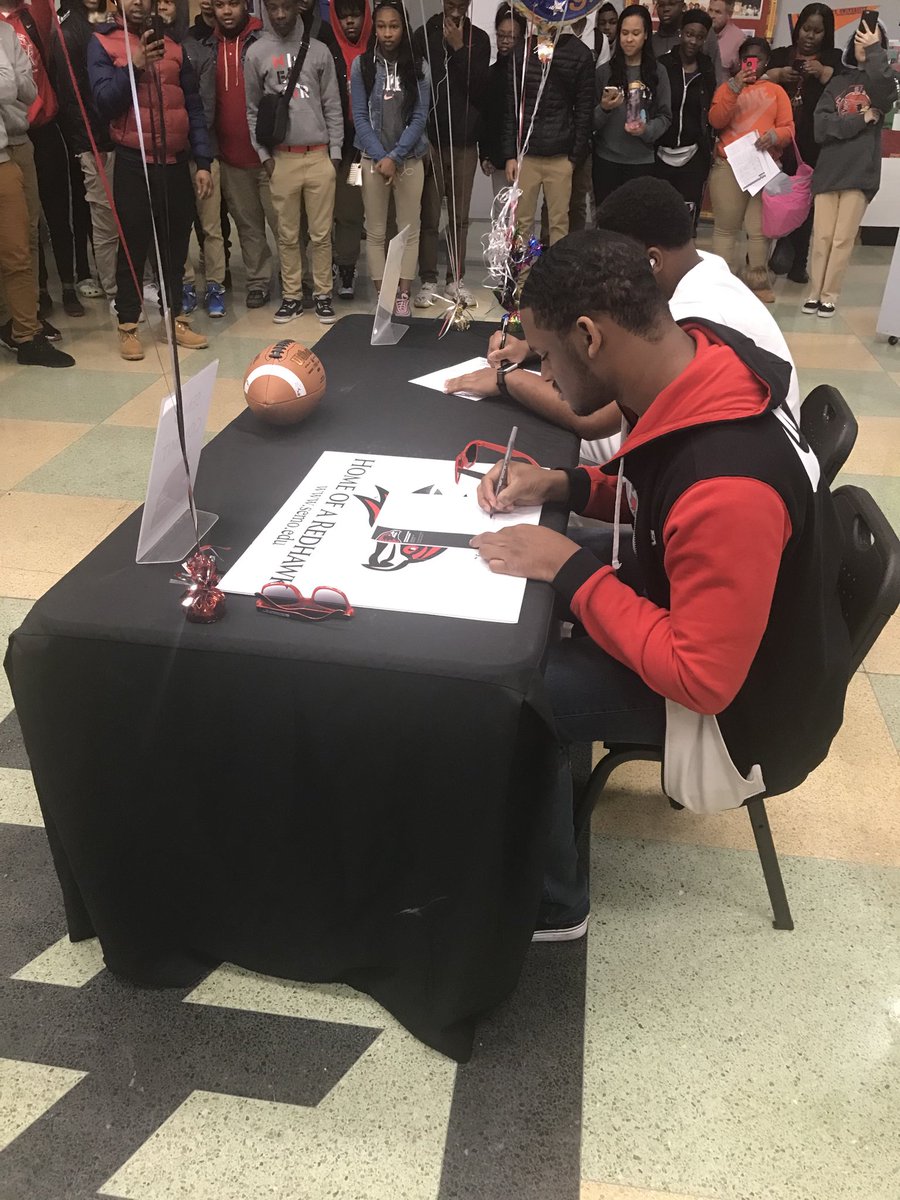 LiftFootball's tweet photo. #NationalSigningDay2020  #weupnext #congratsLFLAseniors #webelieve https://t.co/PCI1EO1rNk