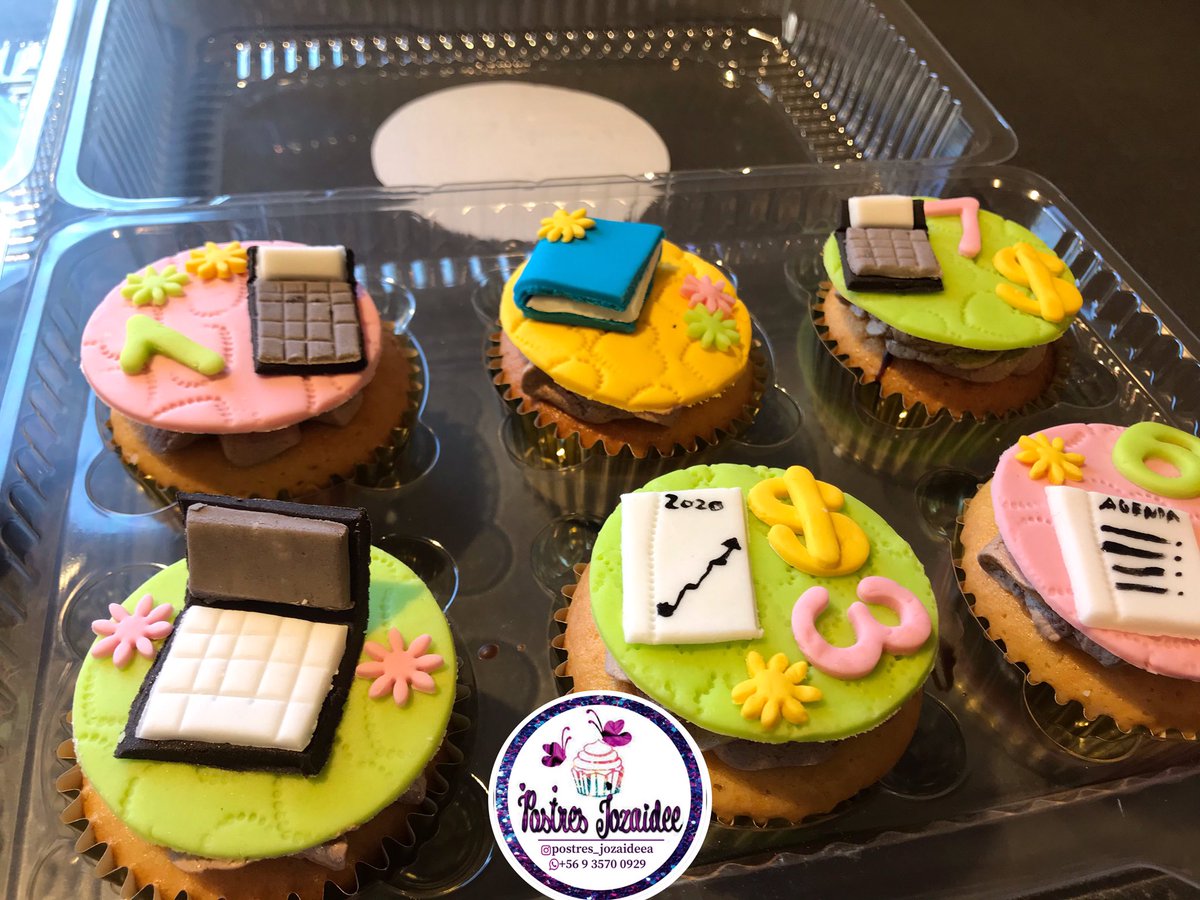 PJozaidee's tweet photo. Hola buenas tardes; les muestro la entrega de hoy unos cupcakes personalizados para unas contadoras, son de vainilla rellenos de ganache de chocolate cubiertos de buttercream de chocolate y detalles en fondant🧁📈 @lopradoconecta2 @lopradoaldia cotiza los tuyos 😊 https://t.co/2YnWcaG7tN