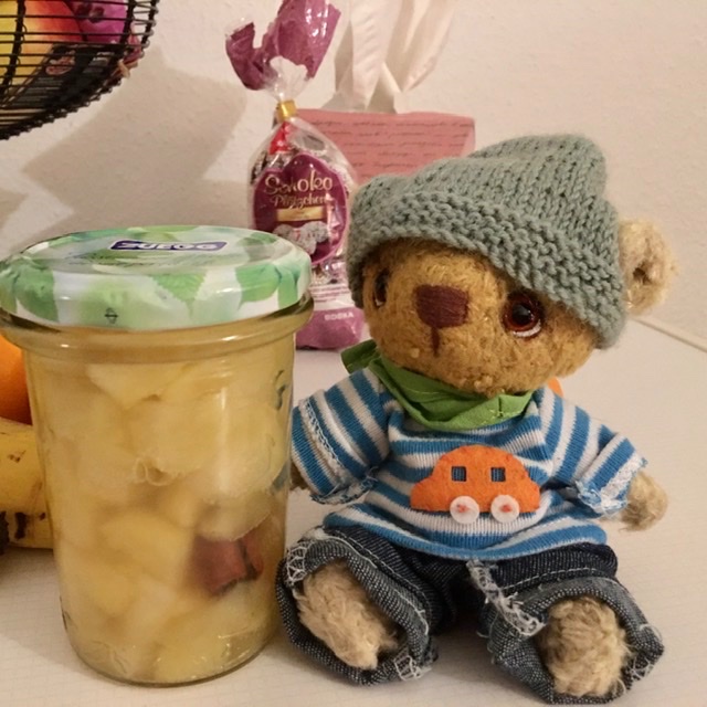 Cammy here. Tonight we made stewed apples. The leftovers went straight into my tummy. #ToddysHug #FurryTails <a href="/TourGuideTed/">🇺🇦TourGuideTed©🧸🏳️‍🌈🐦🇪🇺</a> <a href="/TheHugHouse/">🧸🌻 Alfie 🌻 🧸</a> <a href="/PiepsMouse/">Pieps🐭 Theo🐻Björn🐻Winifred🐻Trix🐻</a> <a href="/PicklesBottom/">PicklesBottom 👑 #BelieveInTzuKingdom #BeKind 👑</a>
