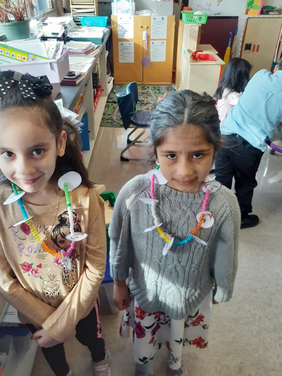 CalvoKinder's tweet photo. Hoy me toco dar clases a personitas de 100 años! Nos divertimos contando, construyendo,  representando y buscando el numero 100  #KinderLove #rtsd26learns #euclidexplores #100daysSmarter https://t.co/fmdiWxsmWz