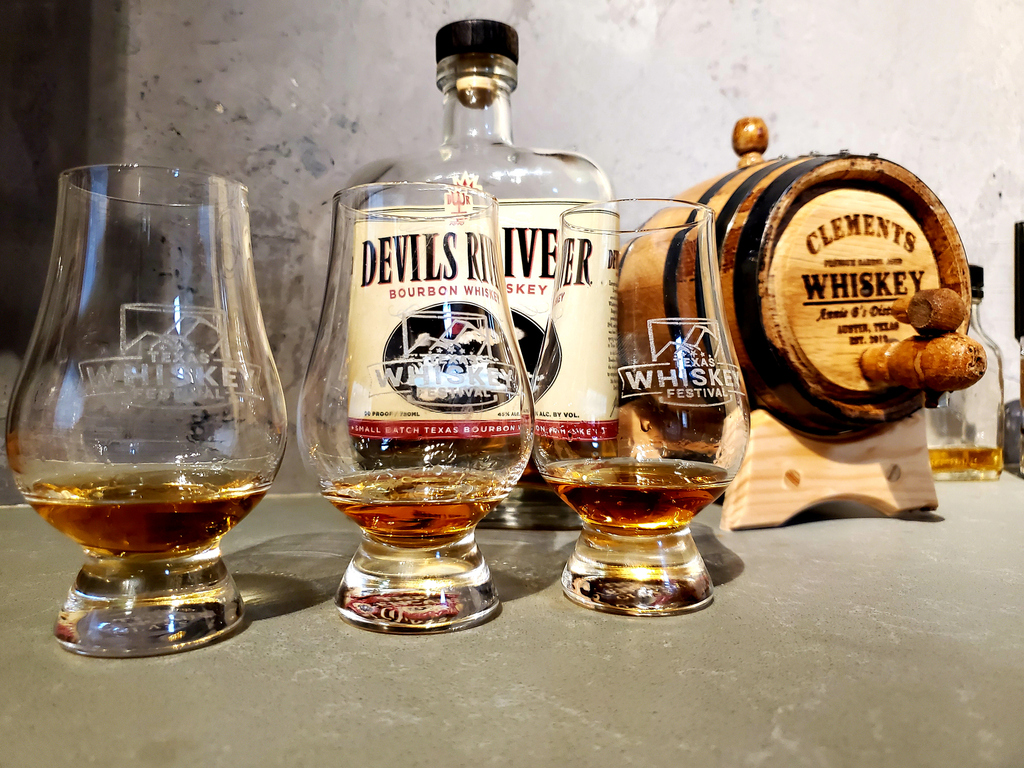 TXwhiskeyfest's tweet photo. Home Barrel Project # 1 - Double Oak
Sampling #2
Color: No noticeable change from sampling #1.
The nose is a sweet peppermint oak
The taste is a cooling oaky corny syrup sweetness with a mild white pepper finish.
#barrelproject #whiskey #texaswhiskey https://t.co/zYiQfrPccz