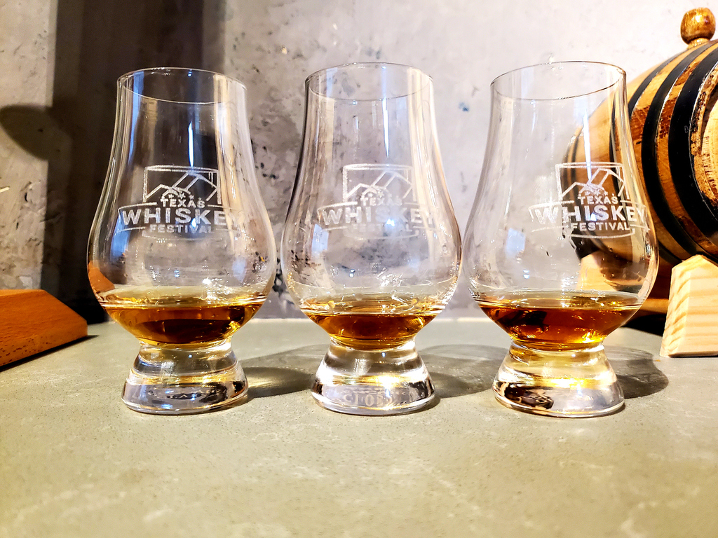 TXwhiskeyfest's tweet photo. Home Barrel Project # 1 - Double Oak
Sampling #2
Color: No noticeable change from sampling #1.
The nose is a sweet peppermint oak
The taste is a cooling oaky corny syrup sweetness with a mild white pepper finish.
#barrelproject #whiskey #texaswhiskey https://t.co/zYiQfrPccz