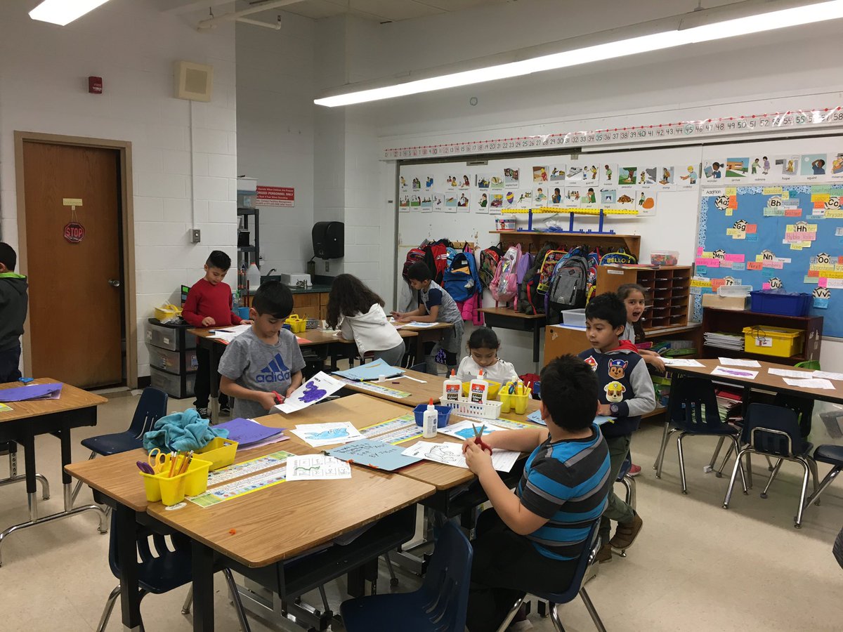 hybla1st's tweet photo. First graders working hard to learn more about poetry. 📖✏️📝
@HyblaValleyES @larry_caines https://t.co/8tM5JgnM7q