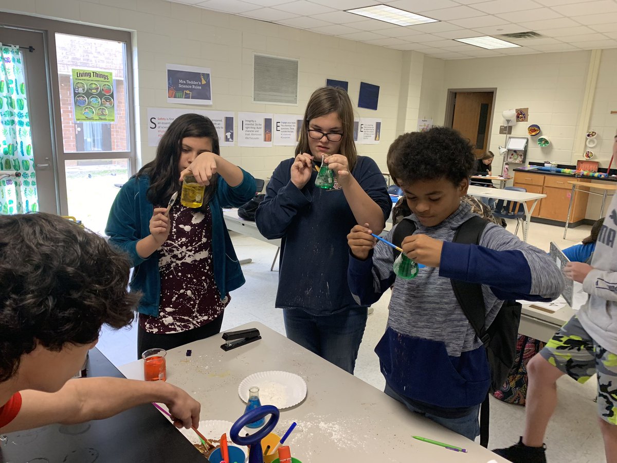 MrsTedderBCMS's tweet photo. An elite group of students participated in a Mystery Case in Science today. After practicing identifying their own fingerprints they dusted the scene of the crime for fingerprints to identify the culprit. #genetics #unique #elite @BryanCountyMS https://t.co/CxoLl3U731