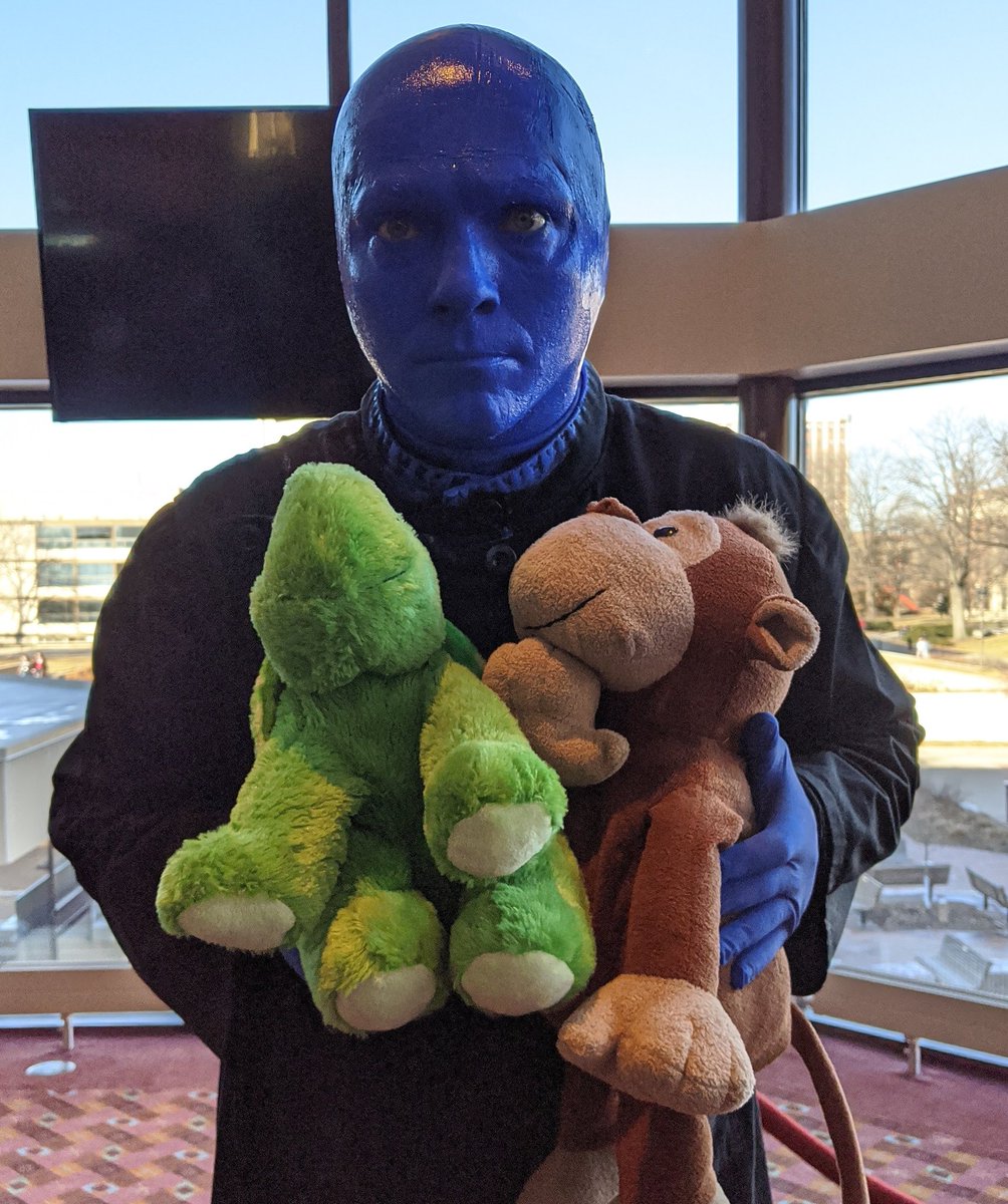 TurtleLJMonkey's tweet photo. It must be love.... ~JenMonkey @bluemangroup @LiedCenter #DoGoodBeKind #stuffedanimaladventures https://t.co/GdZ6a5LbN3