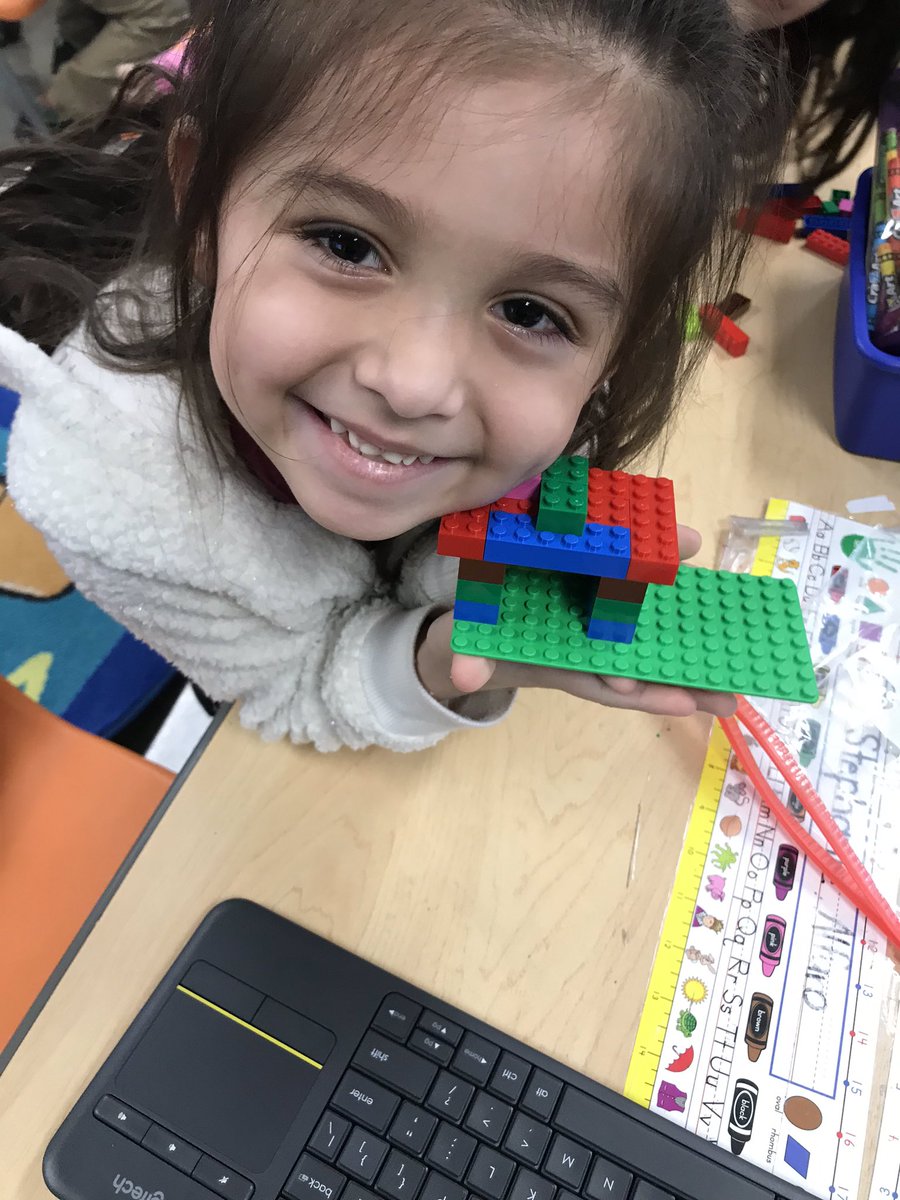 MsHill_2019's tweet image. Today, we practice building walls and overlapping for our LEGO houses! These overachievers went ahead and built roofs! #codinginkinder @Jennings_Creek