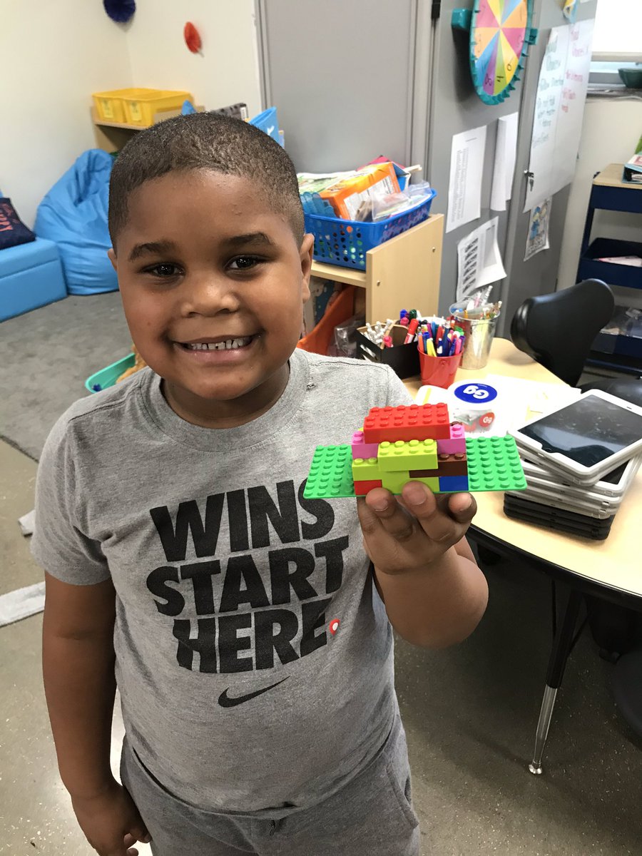 MsHill_2019's tweet image. Today, we practice building walls and overlapping for our LEGO houses! These overachievers went ahead and built roofs! #codinginkinder @Jennings_Creek
